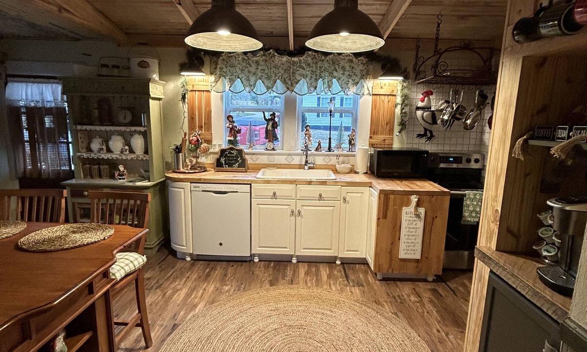 Liberty Cottage | This unique Country Cottage is located close to Clemson, Easley & Greenville.
