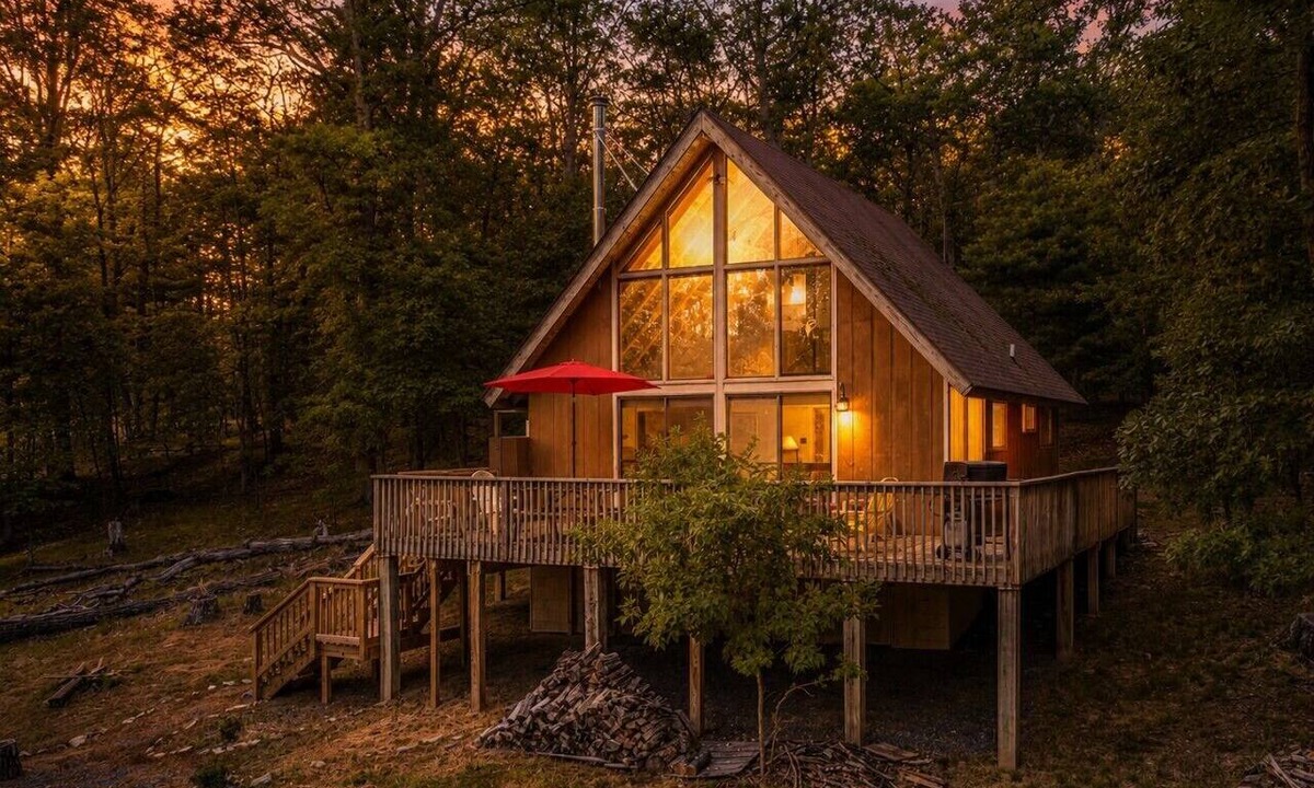 Berkeley Springs House | Timber Ridge Cabin - Wifi | Fire pit | Horseshoe Pit | Outdoor Shower | Deck | Games