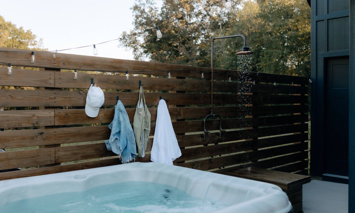 Pikeville Cabin | Tiny Cabin near Fall Creek Falls with hot tub + outdoor shower
