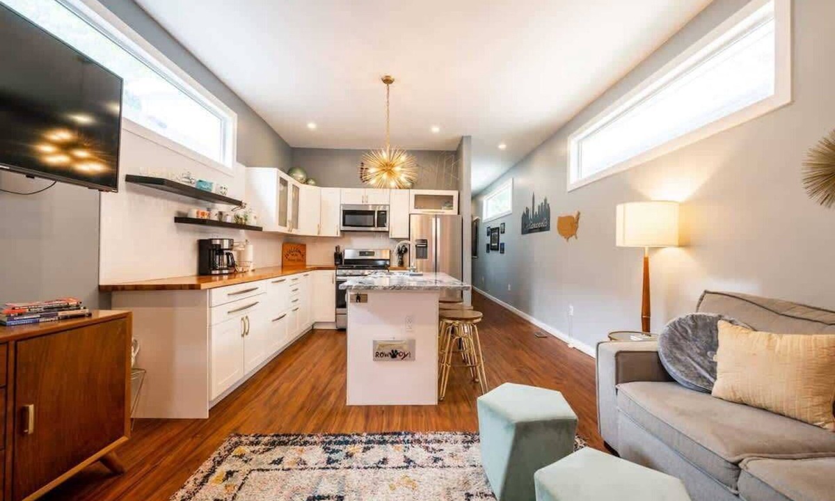 Fountain Square House | Tiny Home | King Bed | Patio | BBQ