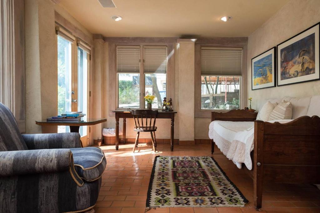 Clarksville Apartment | Tiny Tasteful 1 - Downtown