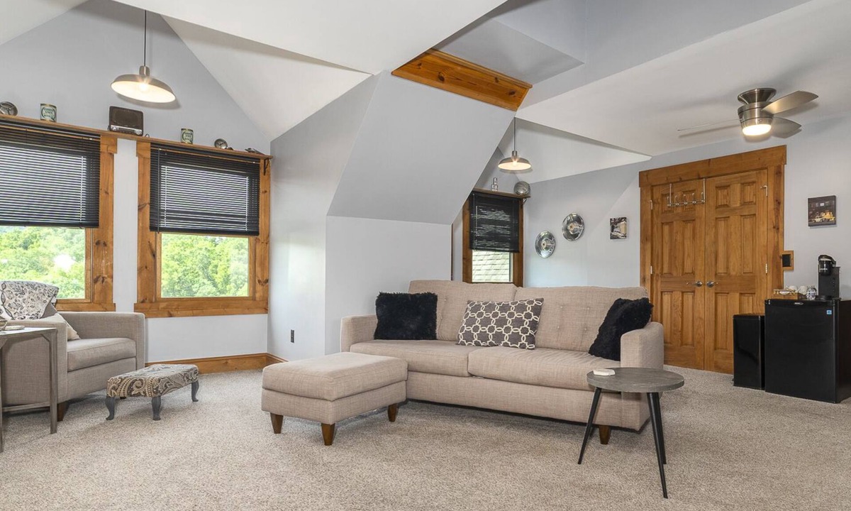 Roanoke Bed & Breakfast | Tip Top King Room - Mountain VIew