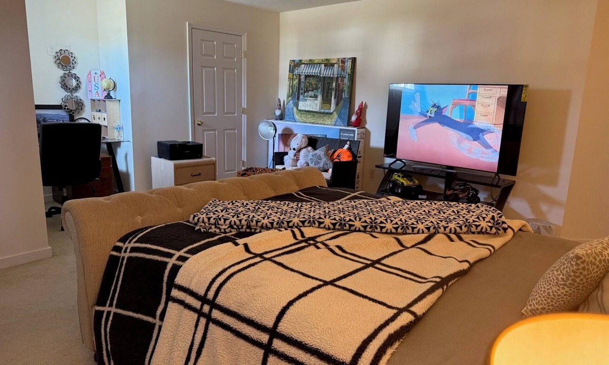 East Highland Park House | Tranquil 1-bedroom in charming house with Shared Bathroom