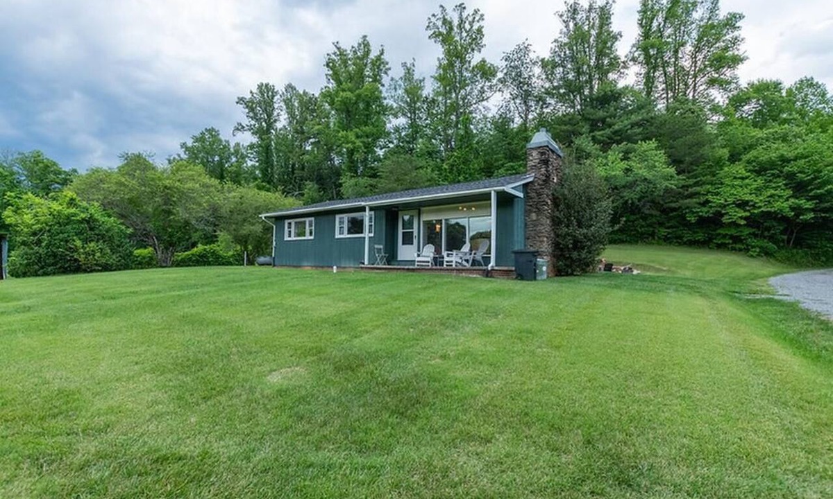 Mount Airy Cottage | Tranquil 2-bedroom cottage with AC in charming Mount Airy at Serre Vineyards