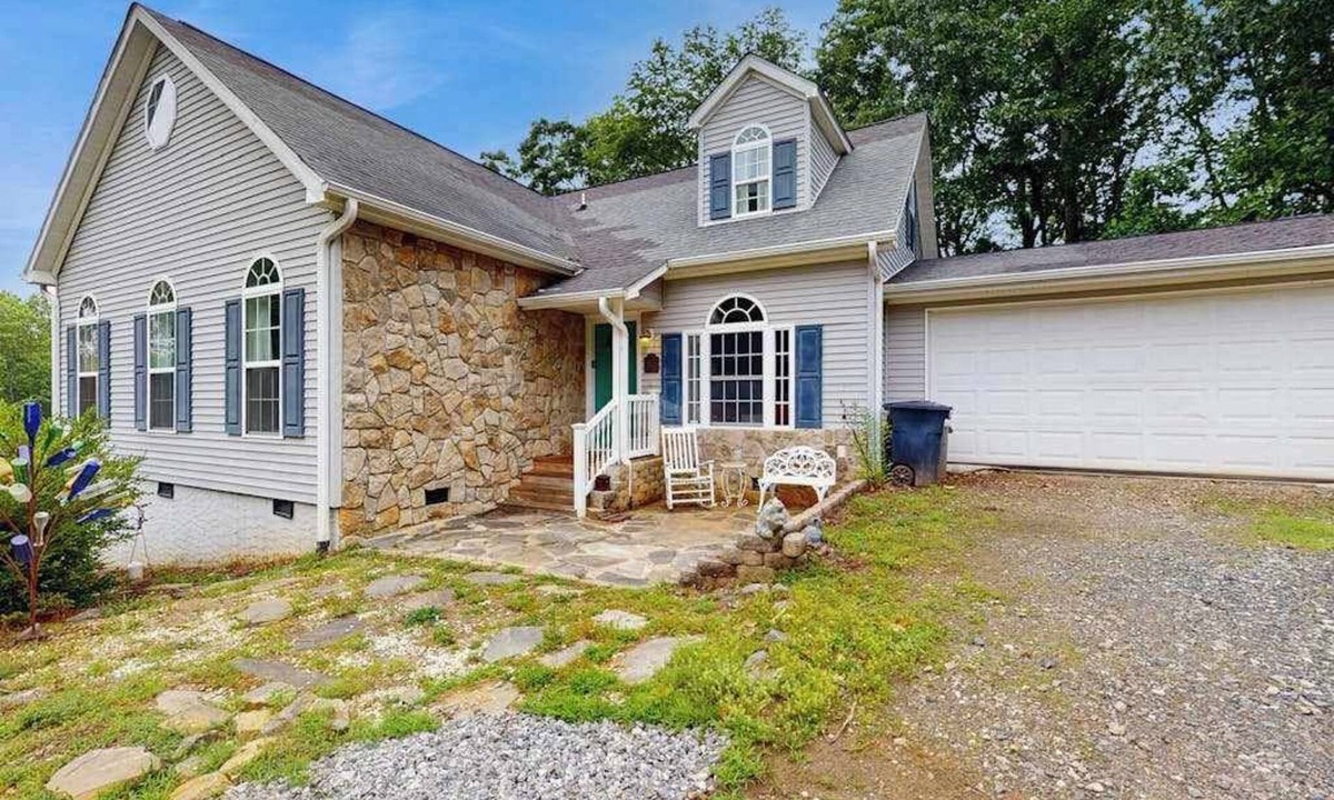 Arden House | Tranquil Dog- Friendly Riverfront Home with Fill Kitchen and WIFI
