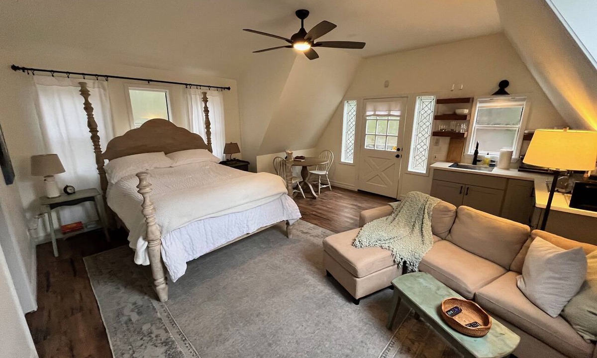 Grants Pass Apartment | Tranquil Studio Amongst the Pines Near Redwood Highway - Pet Friendly!