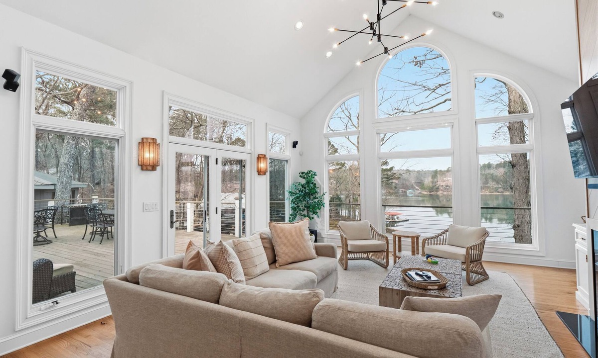 Arley House | Tree House Escape - expansive decks and beautiful views!