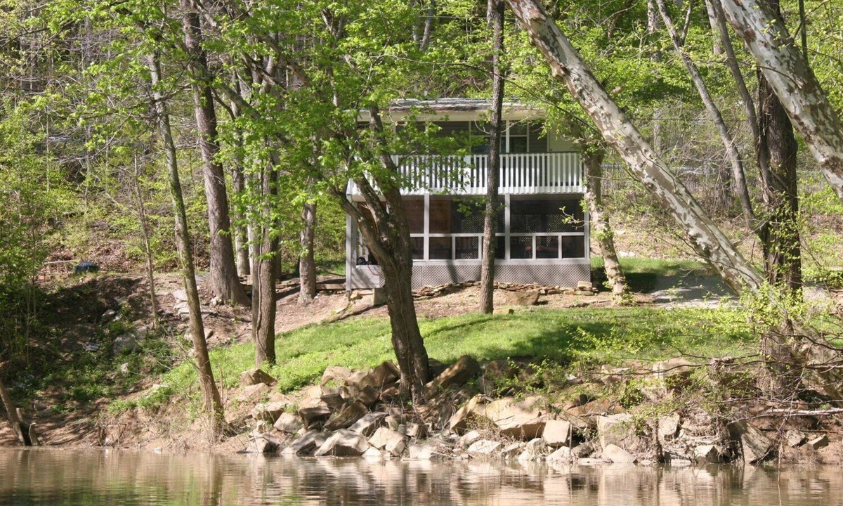 Farmers Cabin | Triplett Creek Cabin Rental with Scenic Views – Near Cave Run Lake!