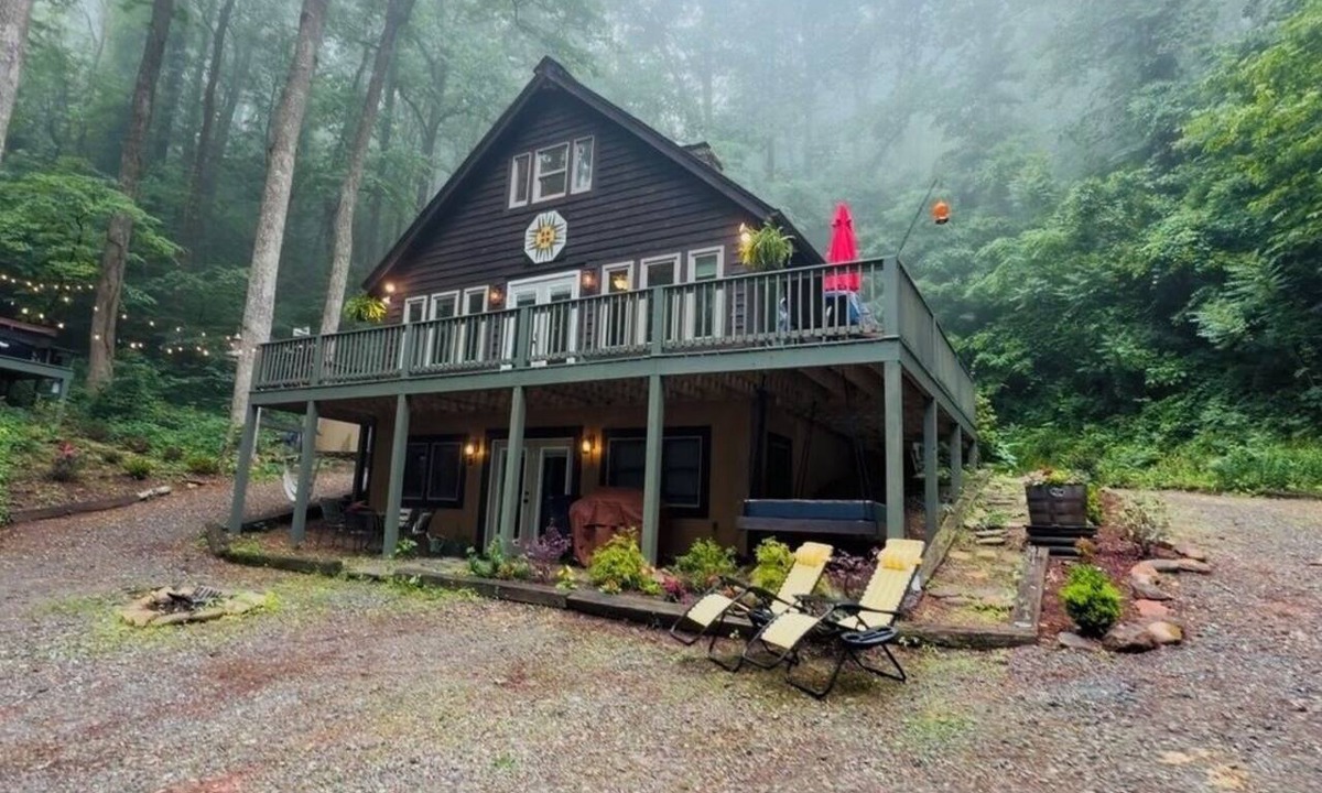 Saluda Ski Chalet | True Cabin in the Woods Experience