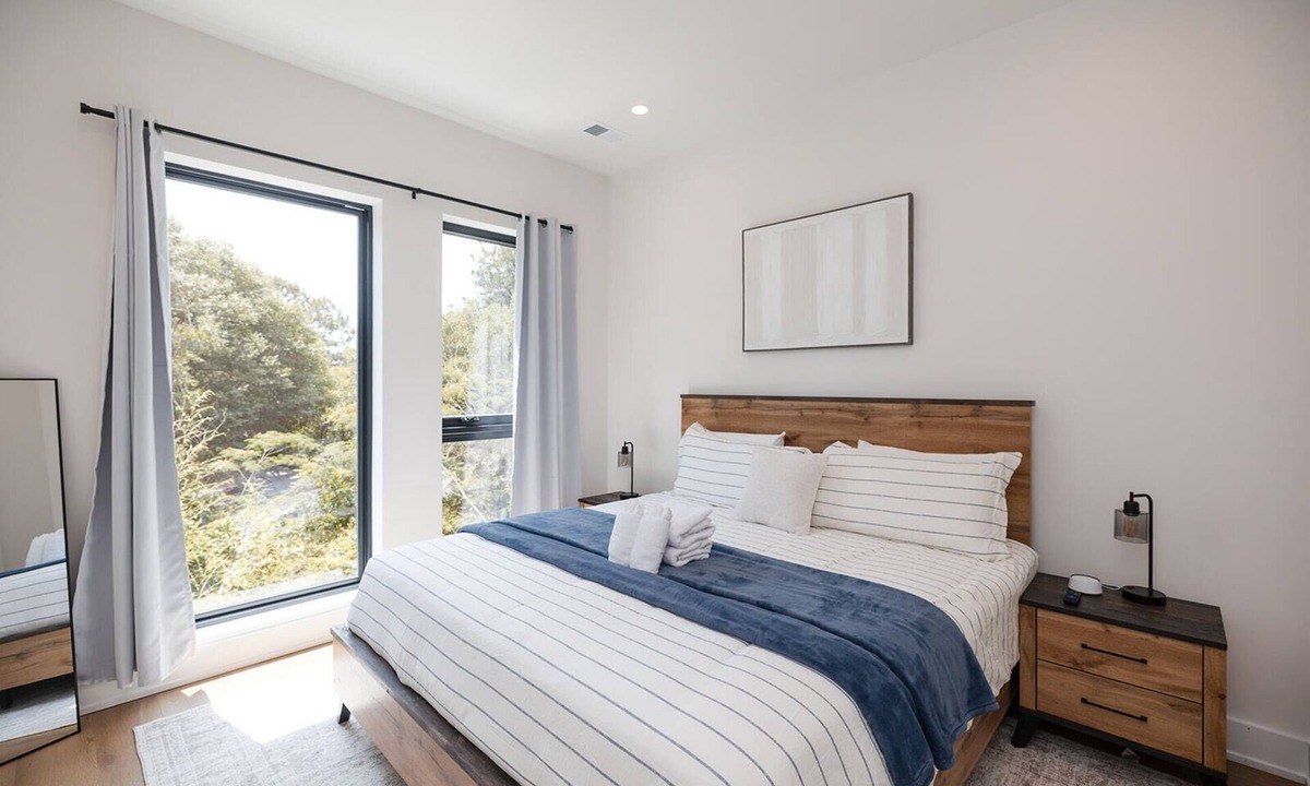 Wilmington House | Turf ROOFTOP + Sleeps Up to 16 If Renting Multiple Units! Unit B