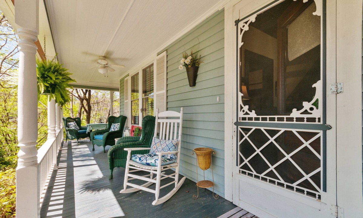 Waynesville House | Twin Maples Farmhouse-Walk to Dining, Shops & Pubs