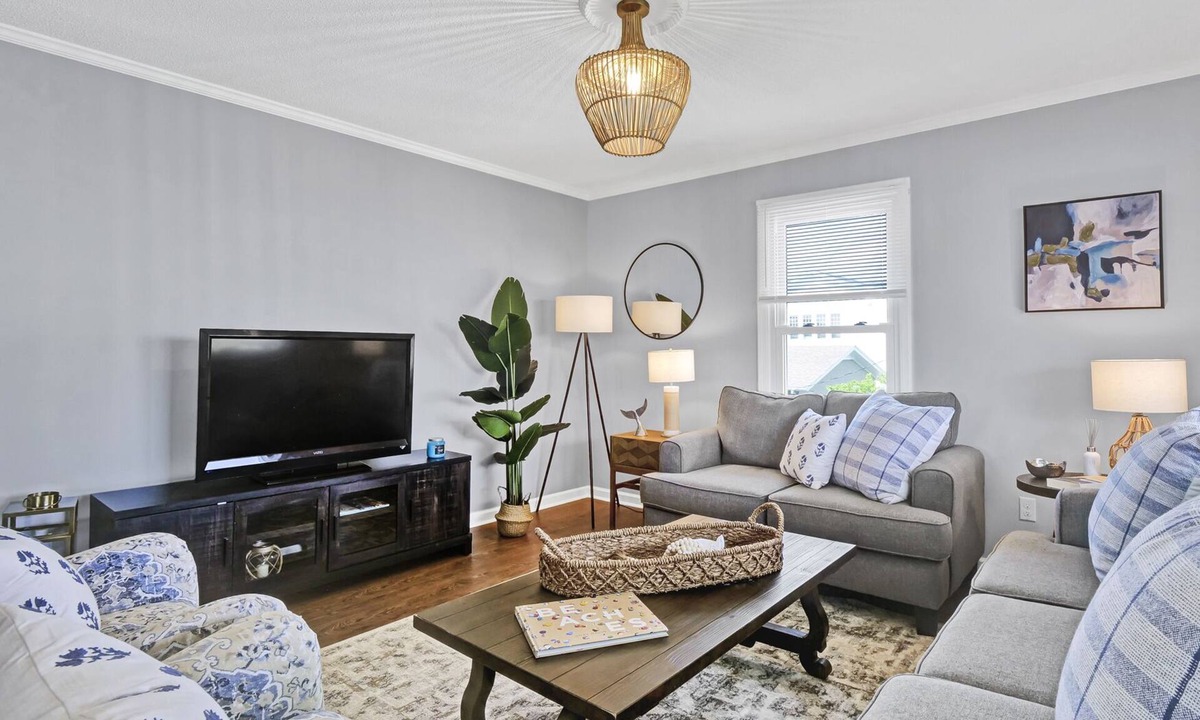 South End House | Ultimate Beach Retreat: 6BR/4BA, Pet Friendly, Across the street to Beach Access