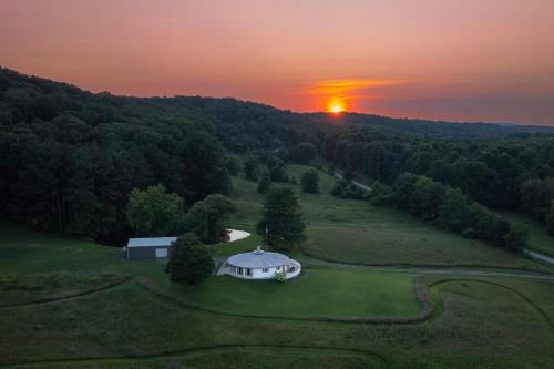 Hardin County House | Unique 1970s Round House w Hot Tub