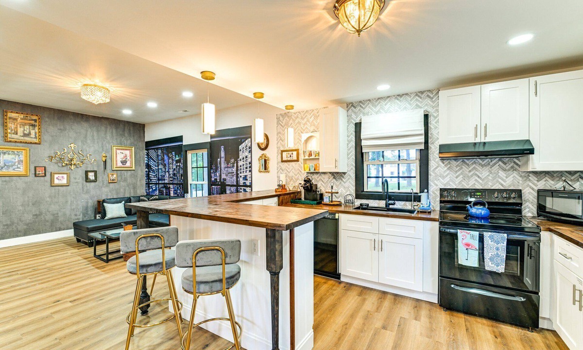 Cornelius House | Unique Bungalow Downtown Cornelius Cain Center, Lake Norman, Davidson Getaway