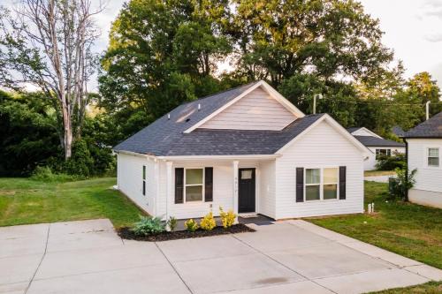 Paw Creek House | Uptown Charlotte 3BR | Grill + Fire Pit