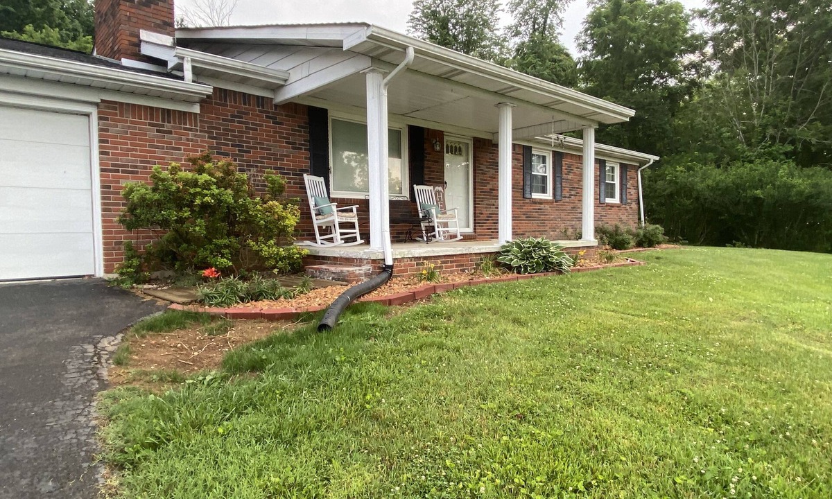 Monticello House | Vacation rental in quiet neighborhood 6 miles to Lake Cumberland!
