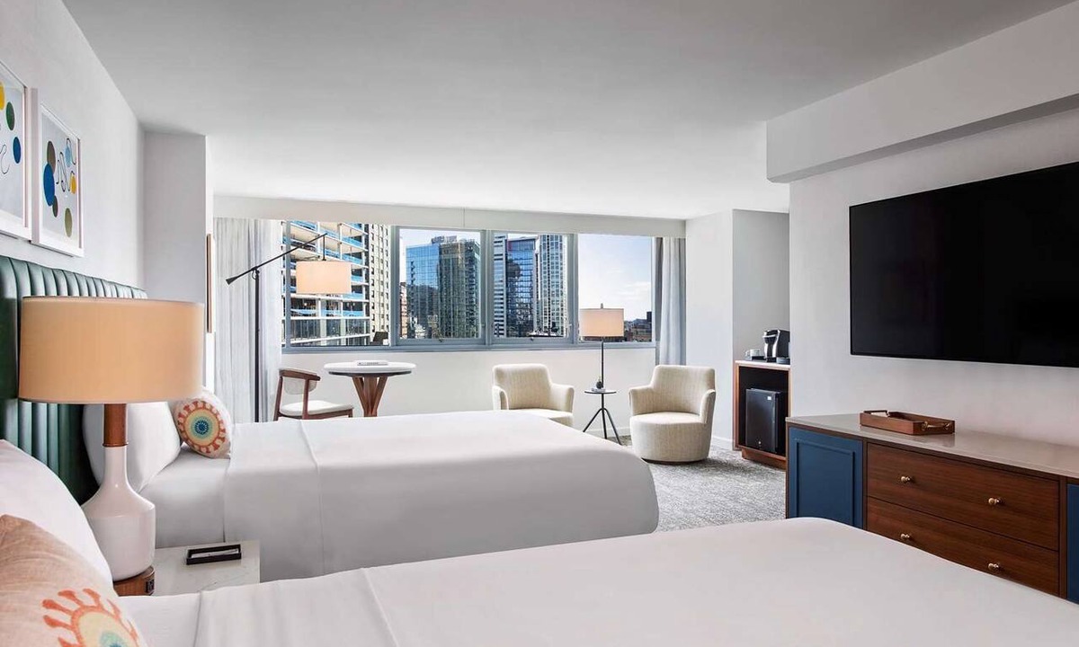 Downtown Chicago Hotel | Vacation Starts Here! Near Chicago Riverwalk and The River Theater, Pets Allowed