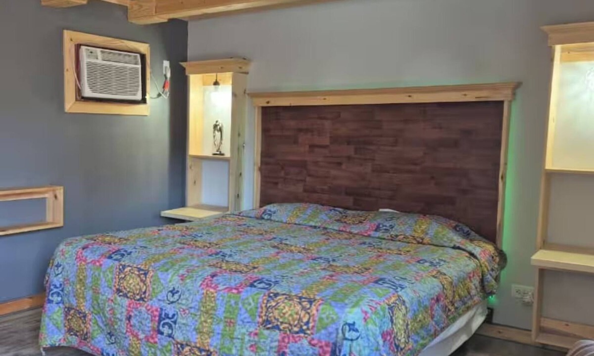 Des Plaines Hotel | Value-Friendly Room w/Free Parking Perfect for Road Trips | Close to O’Hare