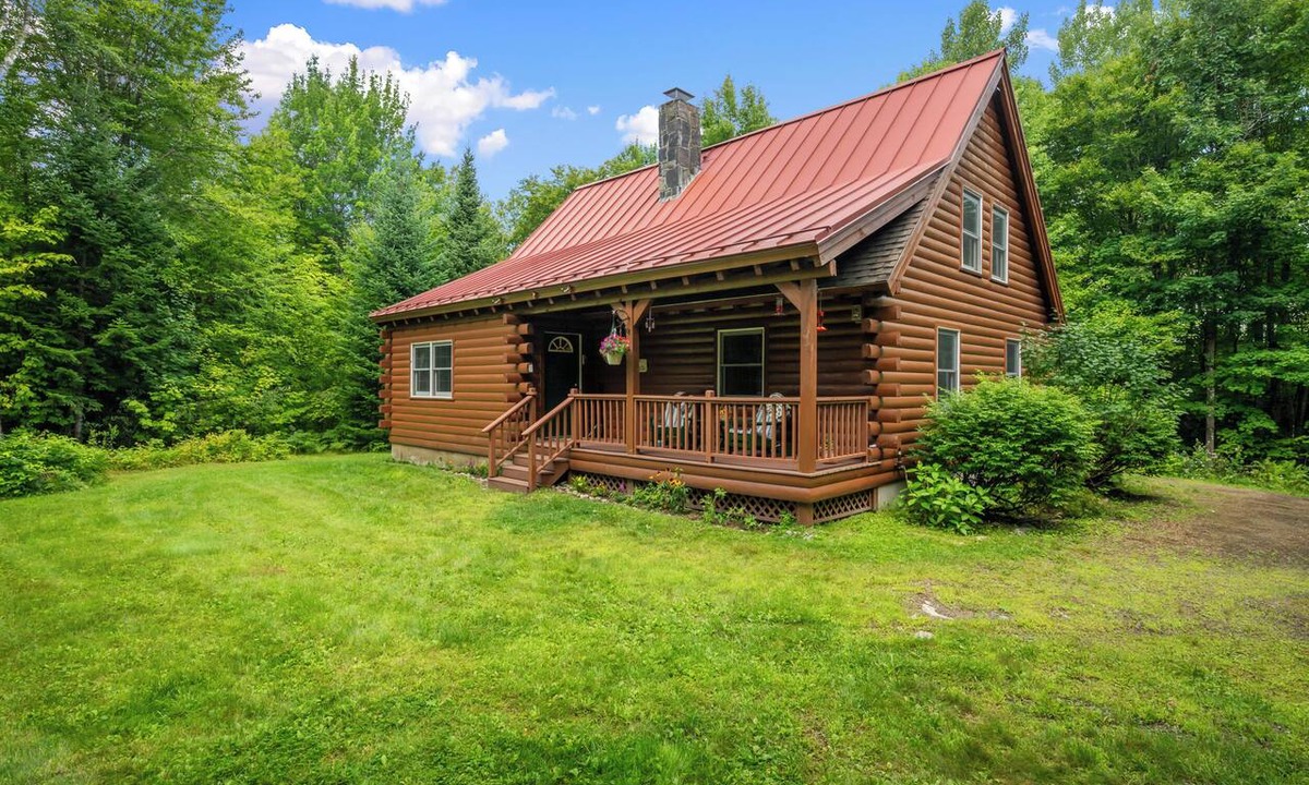 Rangeley Plantation House | VERY PRIVATE Rangeley Log Cabin | ATV & Snowmobile Access | Dog Friendly