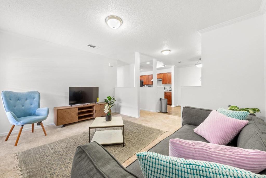 Myrtle Beach Apartment | Viagem Modern 2BR with Gym & Pool