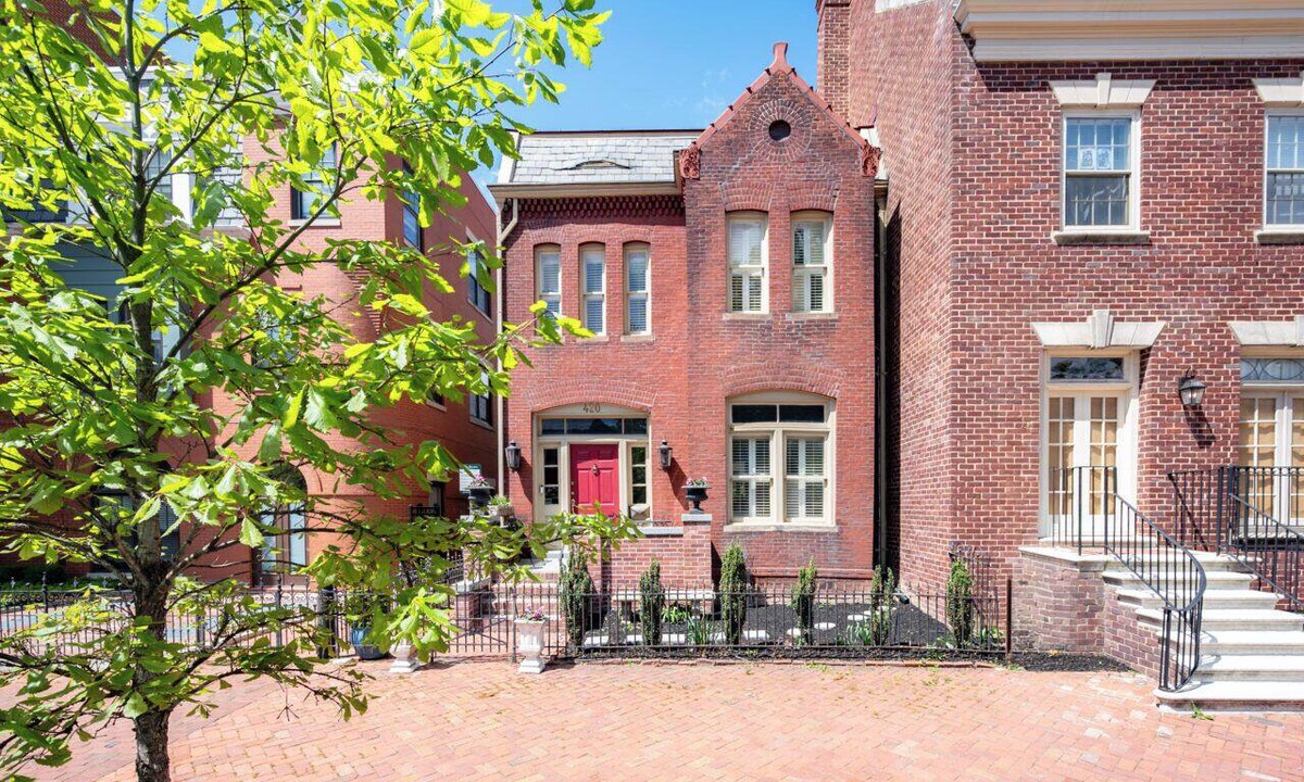 Old Town West House | Victorian on Washington king bed near King St Hot Tub