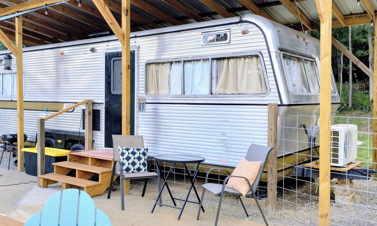 Gallant Apartment | Vintage Restored Glamper - Unique Tiny Home w/Plunge Pool & Patio