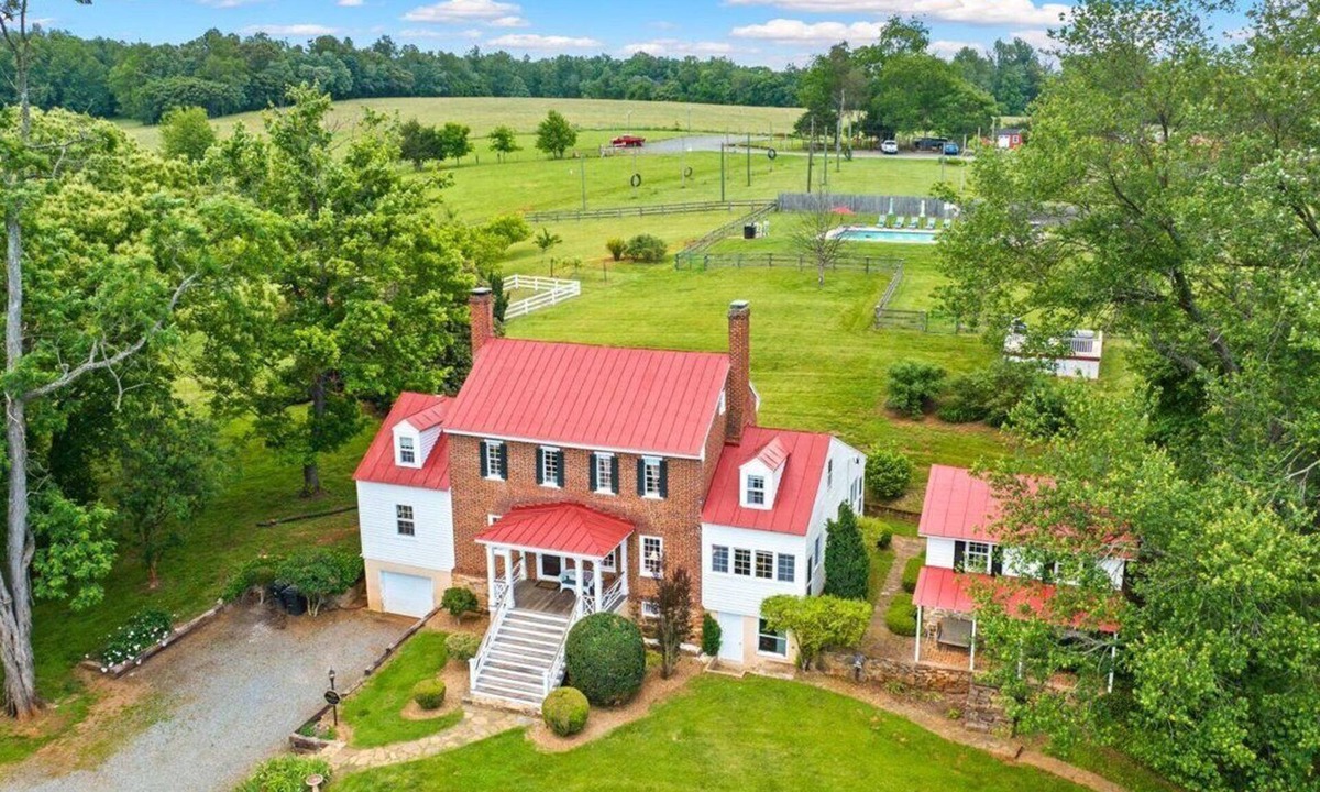 Madison House | VIP Brewery Manor, Sleeps 10, Private Hot Tub