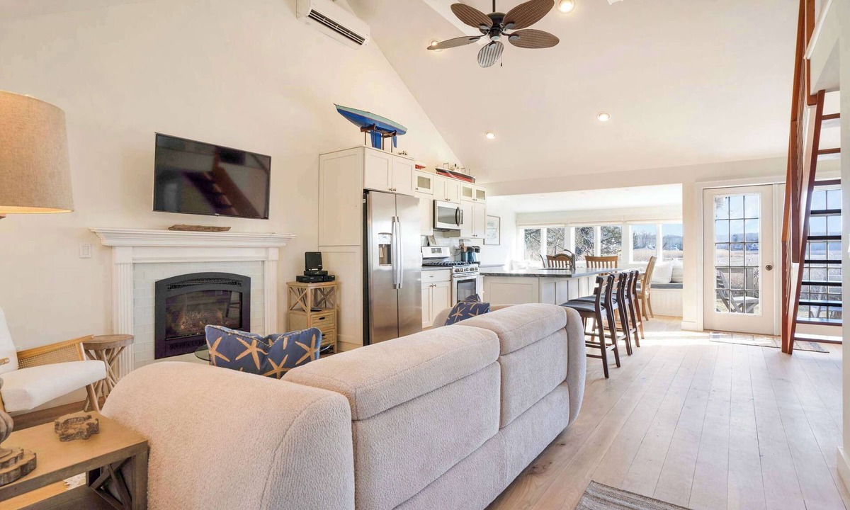 Wading River House | Wading River Beach Cottage | Steps to Shore, Screened Porch