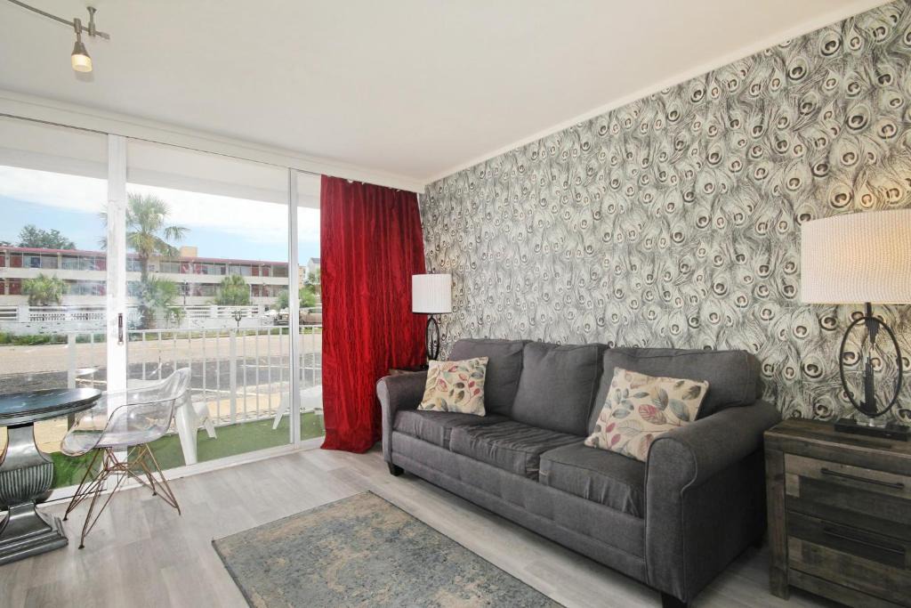 Myrtle Beach Hotel | Waikiki Village One Bedroom King Suite - 242