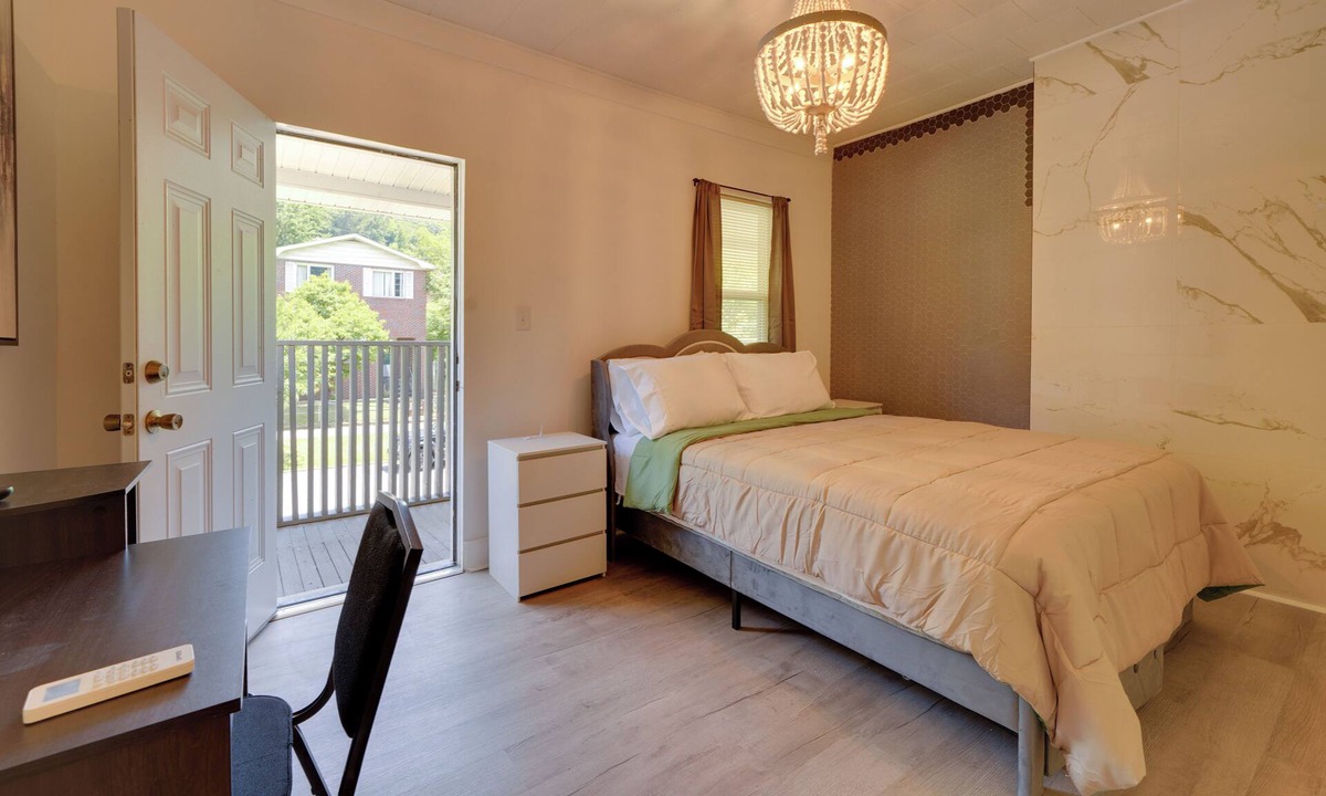 Bellepoint Apartment | Walk Downtown! Hinton Historic District Studio
