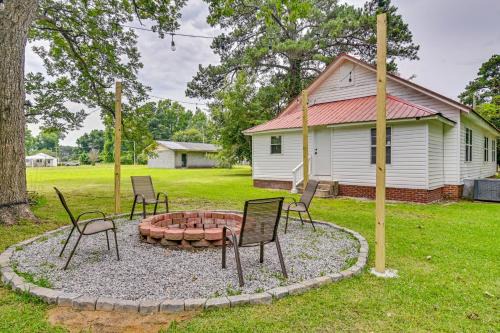Lumberton House | Walk to Park! Family Retreat w/Yard in Lumberton