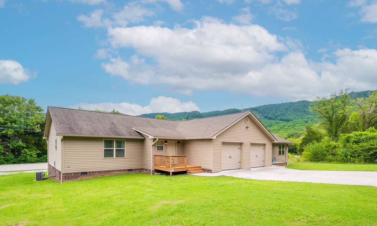 Lookout Valley Neighborhood Association House | Walk to the Venue - 10 minutes to Downtown and Lookout Mountain - hiking, biking