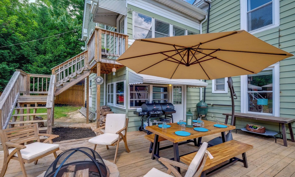 Lynchburg Cottage | Walk to U of Lynchburg: Big Home w/Yard & Hot Tub
