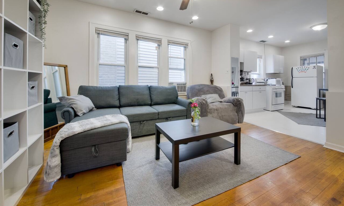 Bridgeport Apartment | Walkable Chicago Retreat : Cozy 2BR w/Porch : Near Transit, Dining & Stadiums
