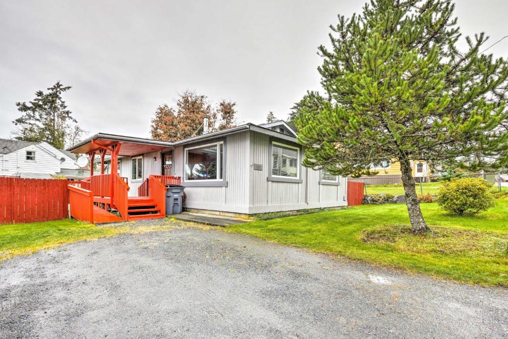 Sitka House | Walkable Sitka Getaway w/Community Perks!