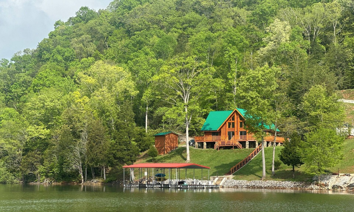 La Follette House | Water front log cabin and dock on Norris Lake, perfect for your family vacation!