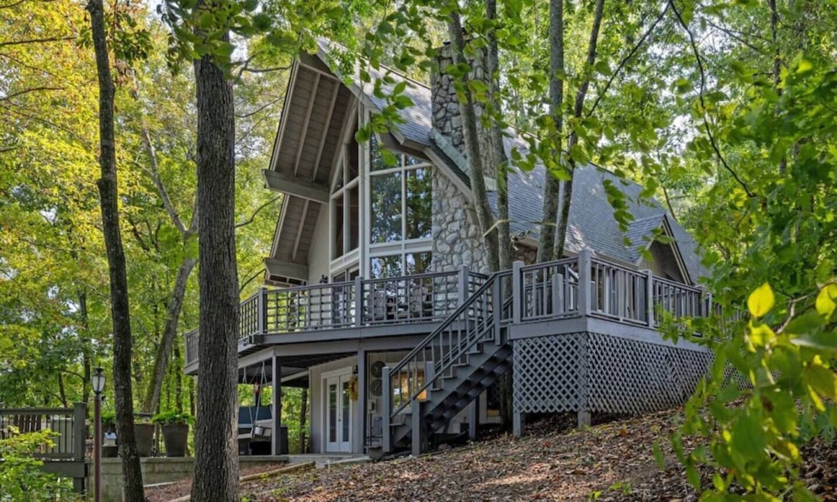Winchester House | Water's Edge - Lakeside retreat