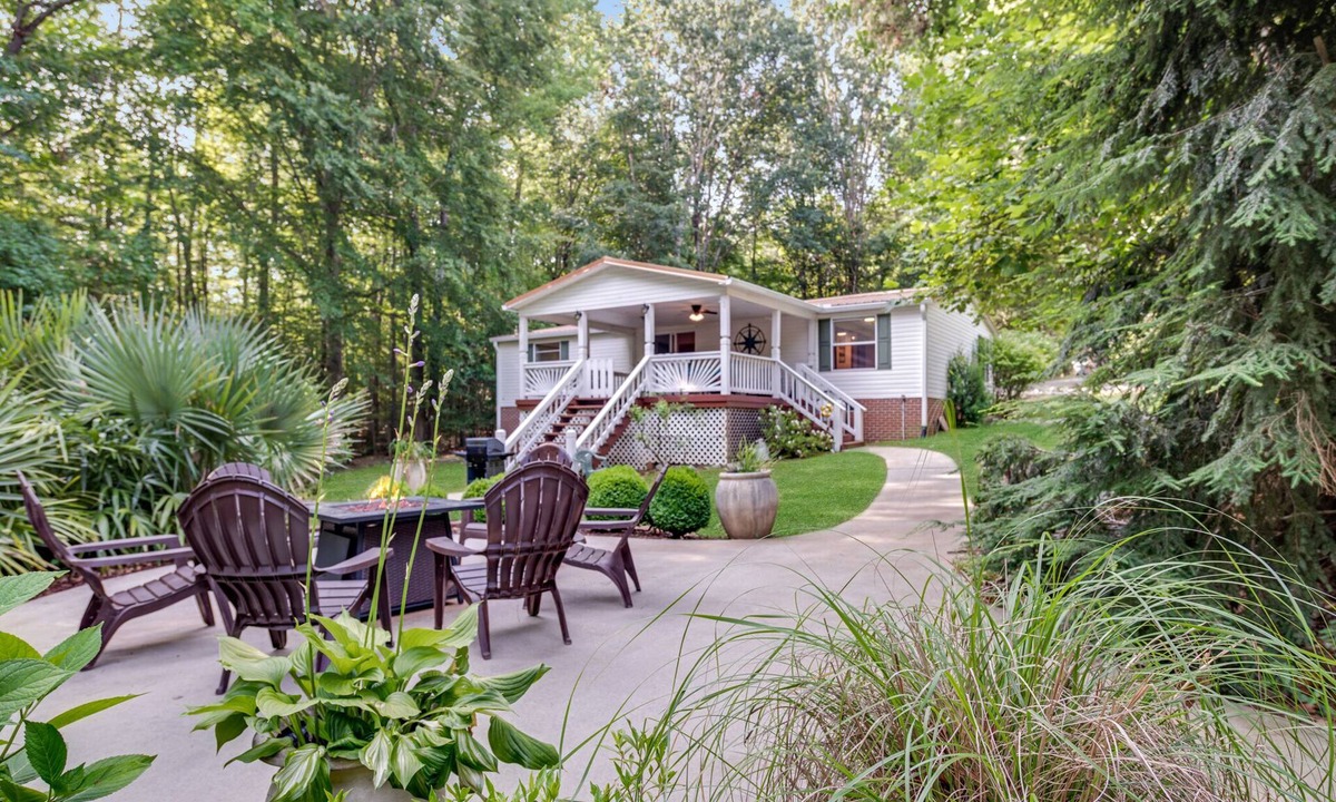 Bracey House | WATERFRONT, BOATHOUSE, GIANT PORCH, KAYAK, CANOE