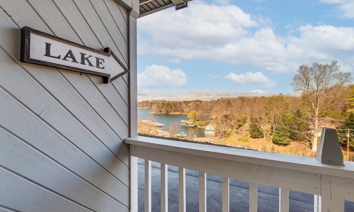 Huddleston Condo | Waterfront Condo with Pool for Romantic Getaways and Fisherman. Pet Friendly!