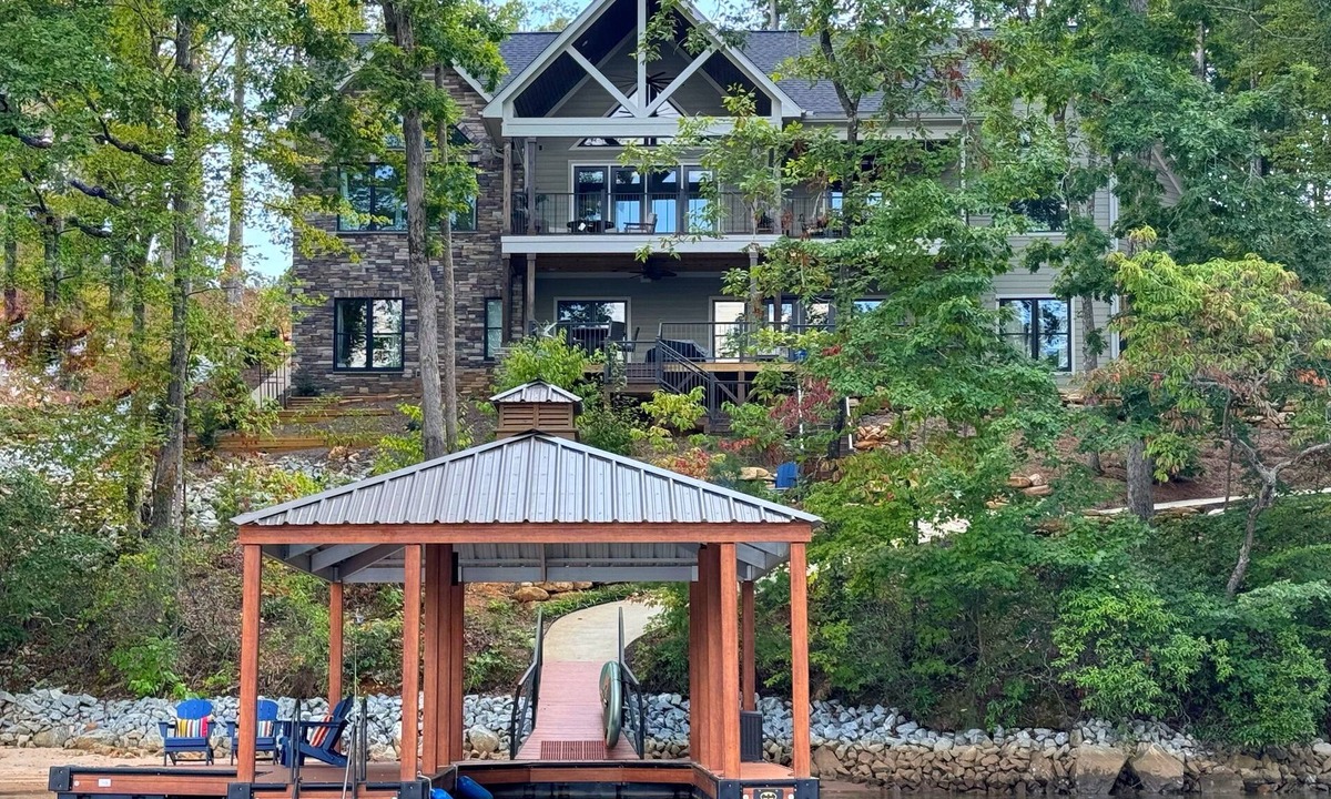 Six Mile House | Waterfront Deep Water, King Beds, Dock & 9P-Hottub, FirePit
