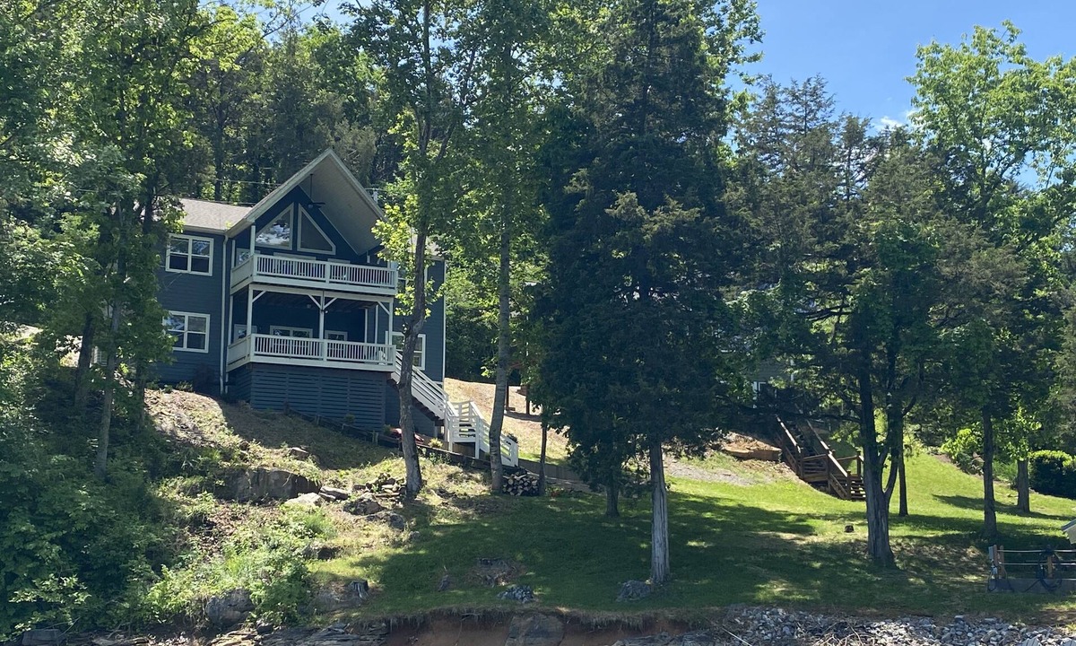 La Follette House | Waterfront Home. 9 Room/5 Bath, 2 Story Dock, Sleeps 19.