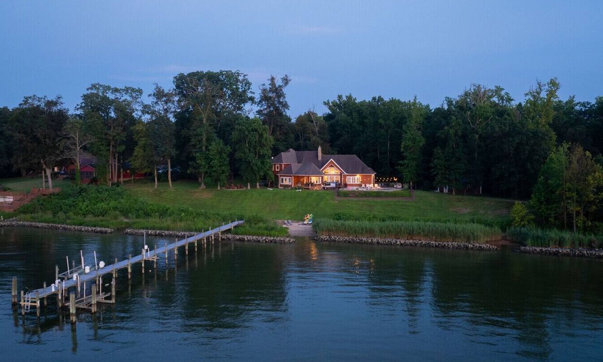 Earlville House | Waterfront Lodge packed with Amenities