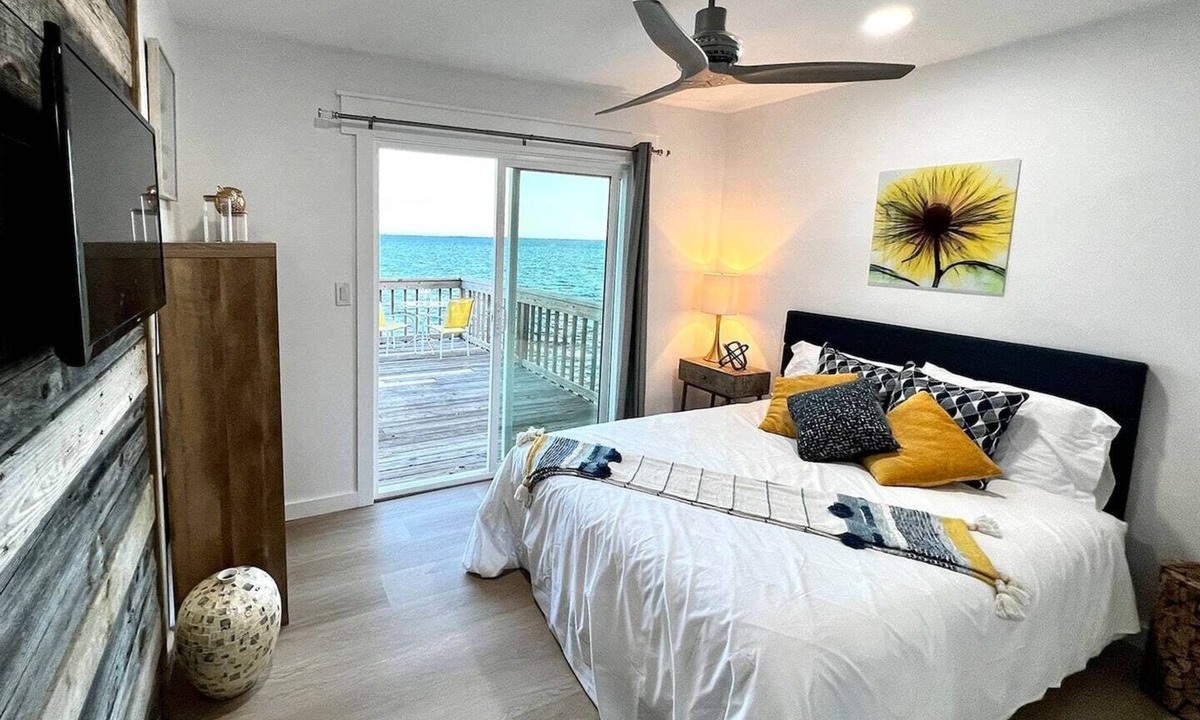 Niceville House | Waterfront! Private, Sunrises & Sunsets, Sea life, Deck, 10 minutes to Destin!