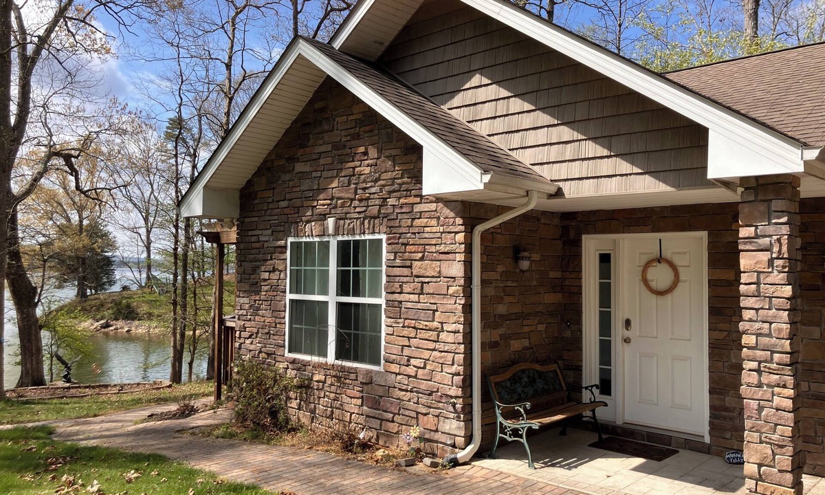 Harriman House | Watts Bar Lakefront Charming 1-bedroom house & dock in Kingston, Harriman