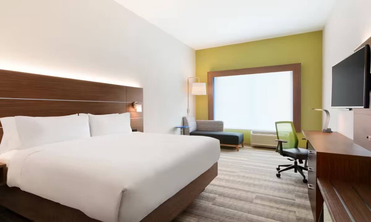 Roselawn Finance Hotel | Well-Appointed Space w/Blackout Blinds for Restful Nights – Great Location