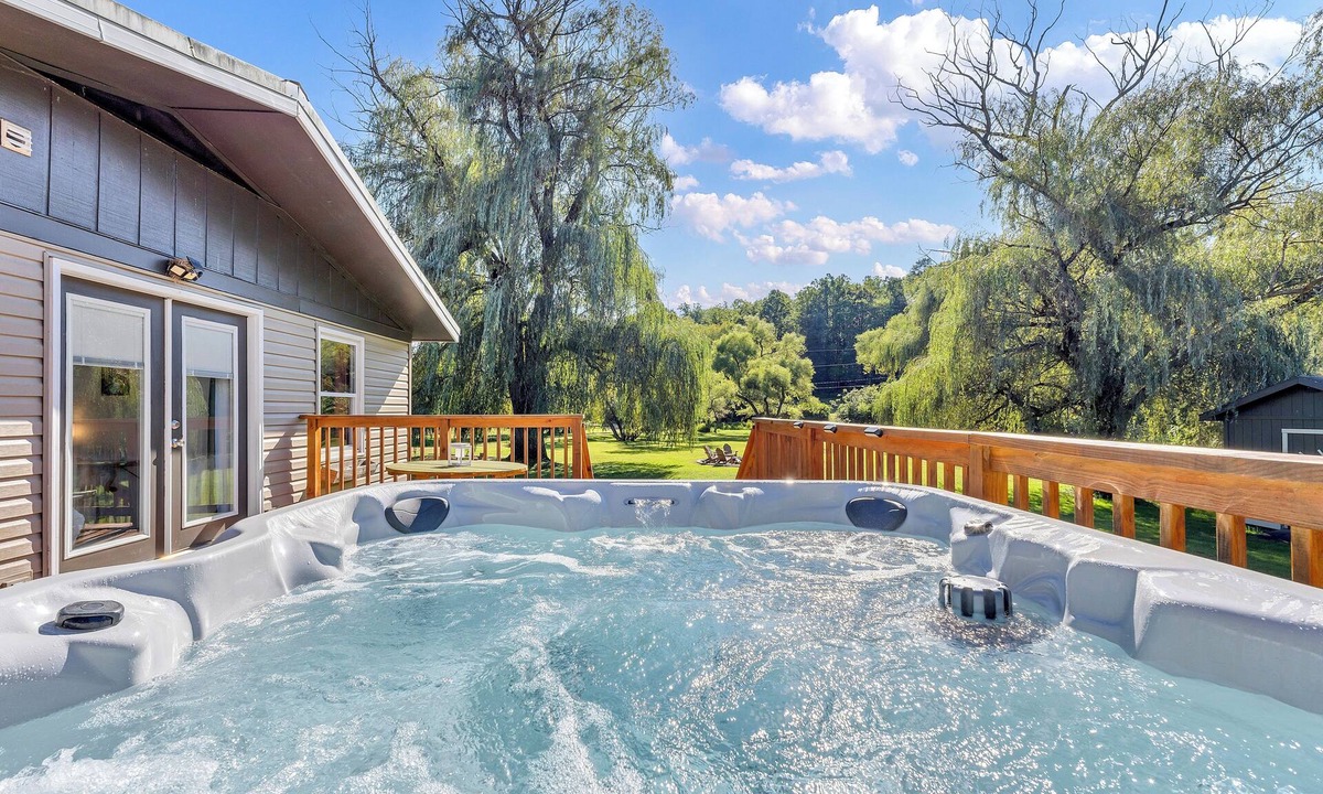 Fayetteville House | Whispering Willow Retreat - Hot Tub & Fire Pit, 14min to NRG