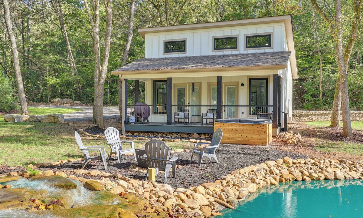 Wildwood House | ‘Whitewood’ w/Hot Tub: Peaceful Wildwood Retreat