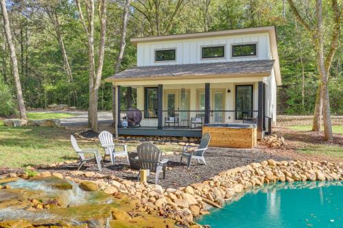 Wildwood House | ‘Whitewood’ w/Hot Tub: Peaceful Wildwood Retreat