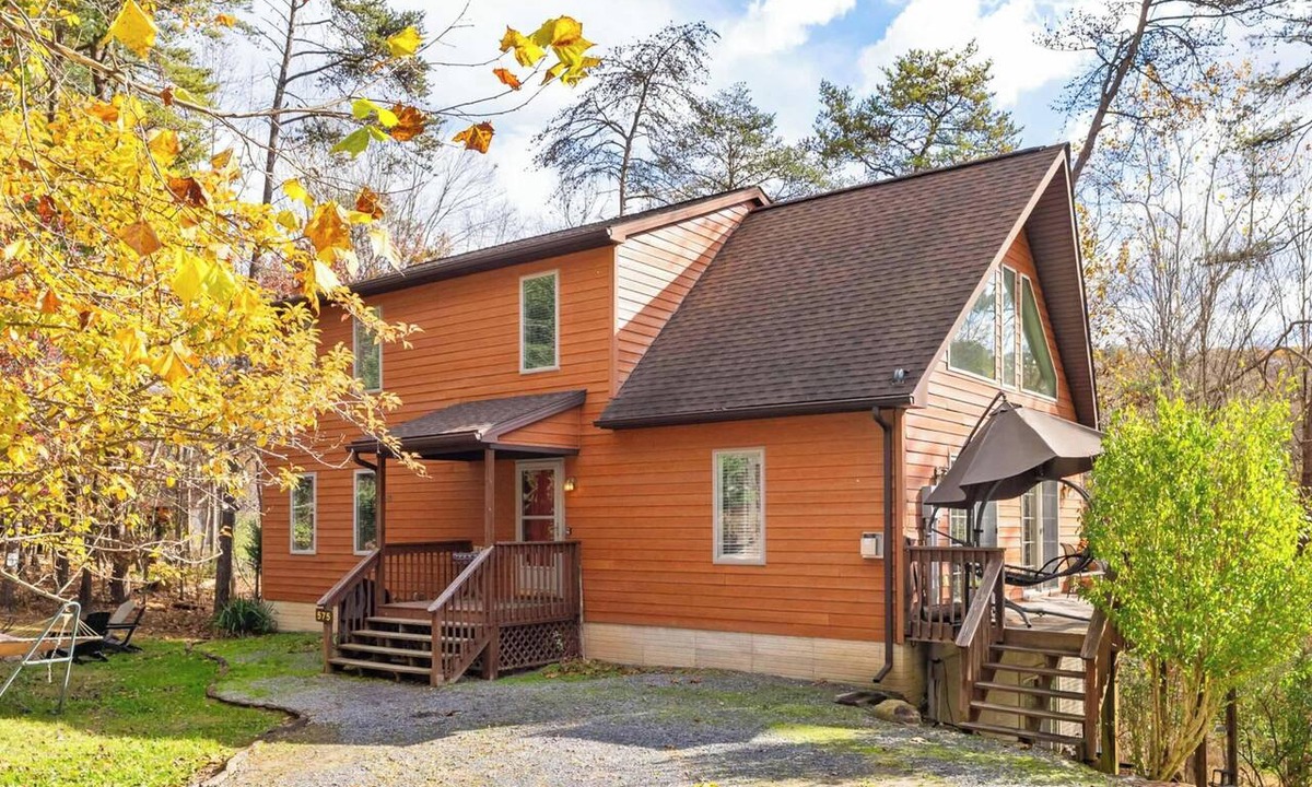 Berkeley Springs Cabin | Wooded Cabin Escape w Fire Pit & Family Ready
