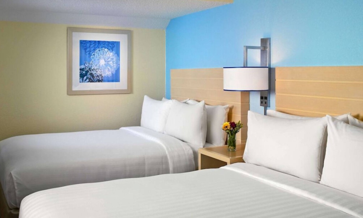 Eagan House | You Found it! 4 Comfortable Units, Free Breakfast, Free Parking, Onsite Pool